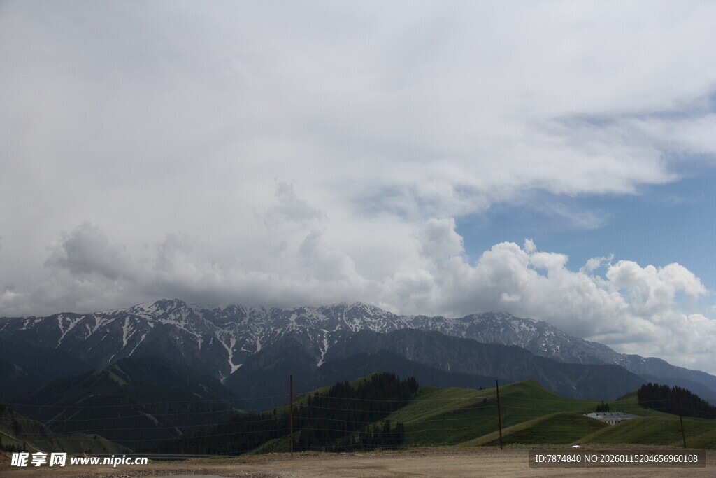 雪山云海下的壮美风光