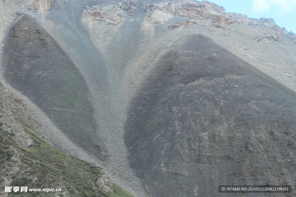 山间壮观的岩石沟壑景观