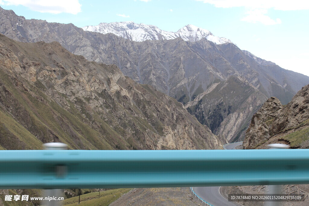 山间公路护栏外壮丽山景