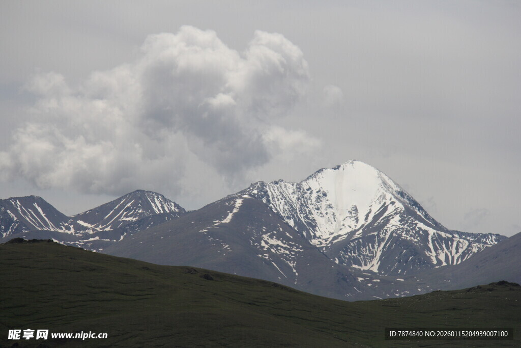 雪山远景壮丽风光