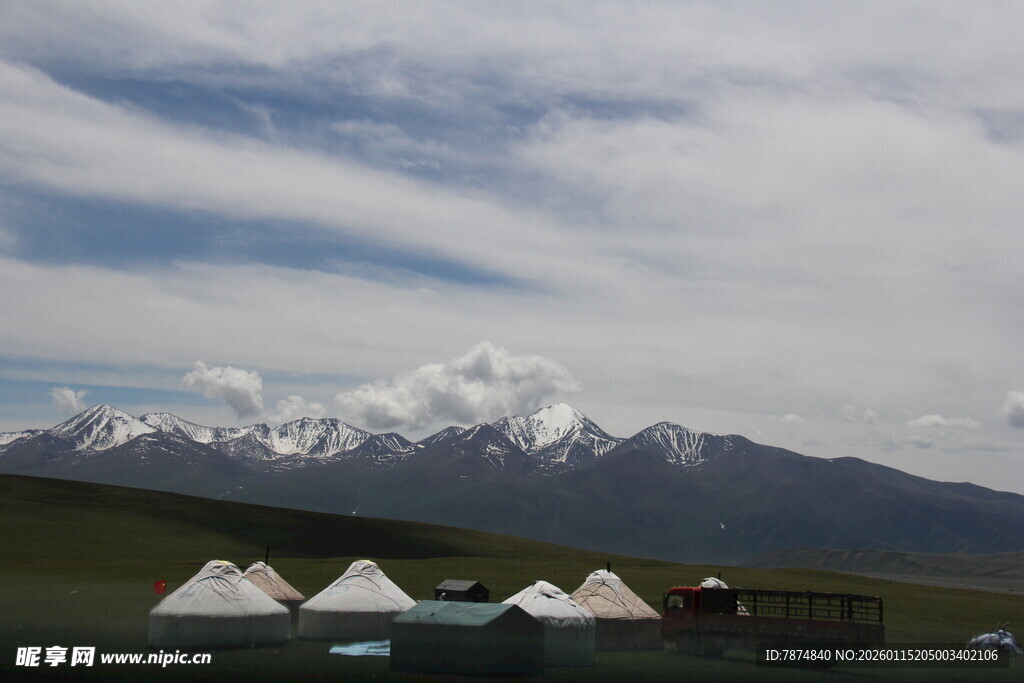 草原上的雪山帐篷景观