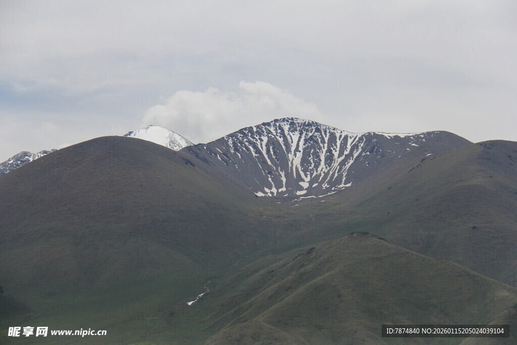 雪山下的连绵山脉