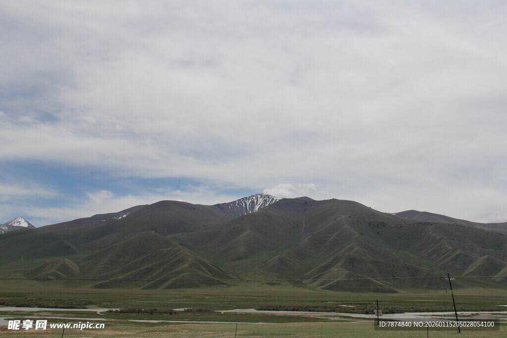 远山云雾间的自然景致