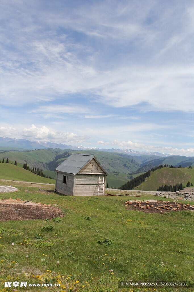 山间小屋 绿野蓝天之景