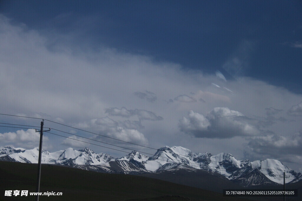 雪山远景 蓝天相伴