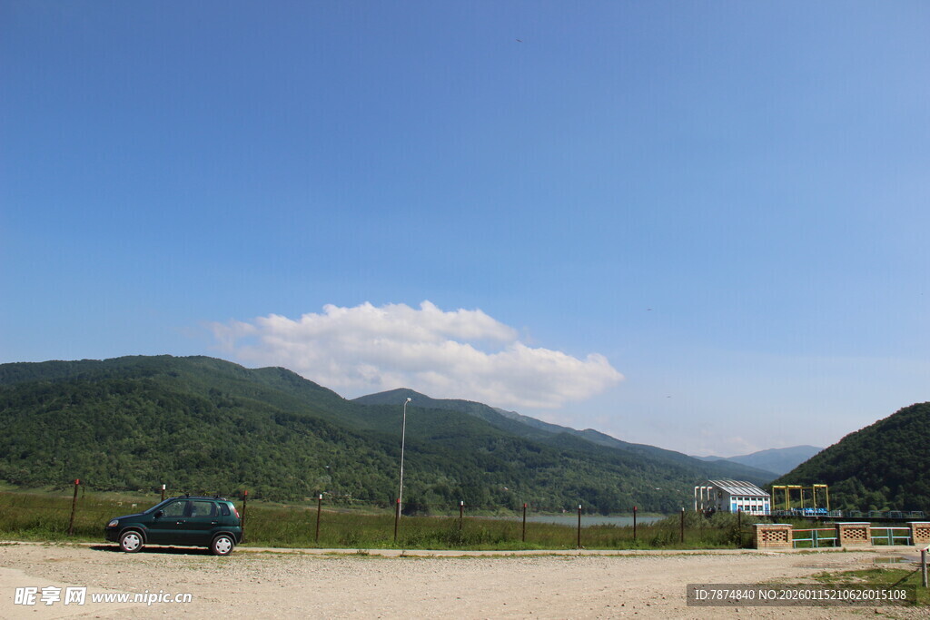 山间开阔地的车辆与风景