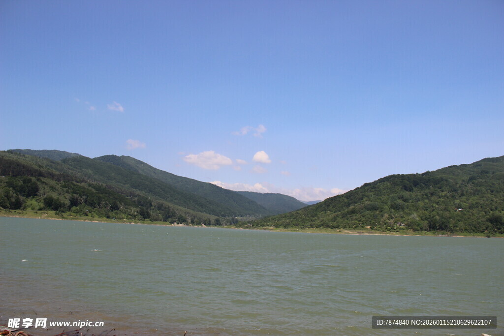 青山环抱的宁静湖泊