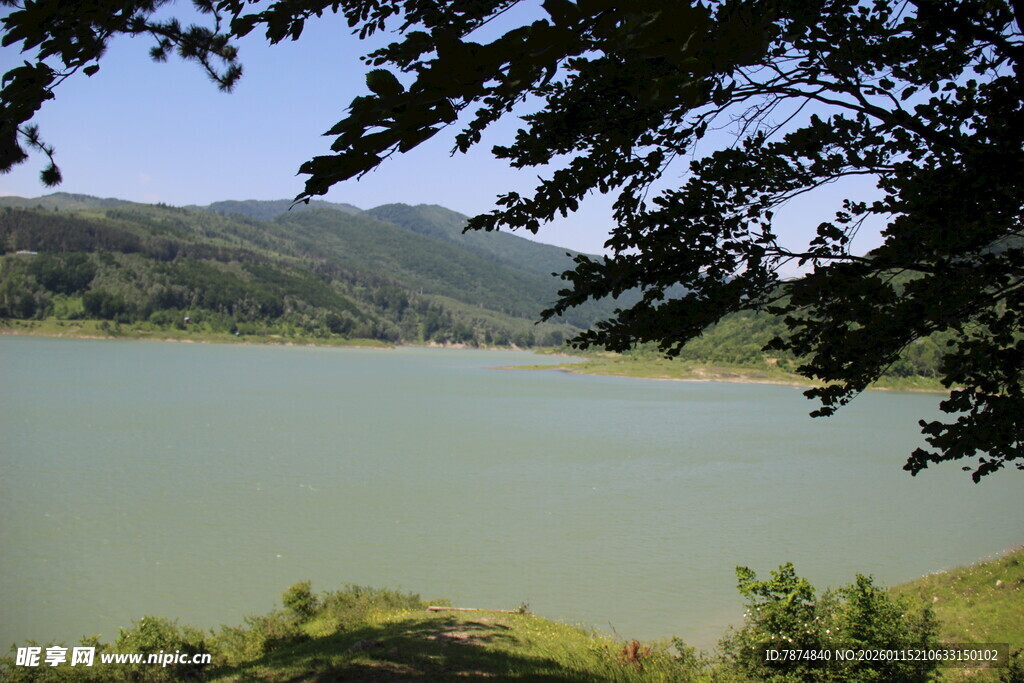 湖畔青山间的自然美景