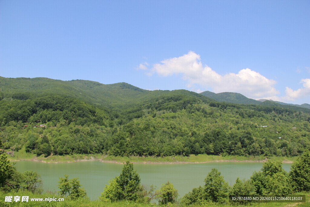 青山绿水间的宁静湖泊