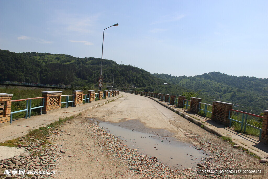 山间泥泞道路与护栏风景