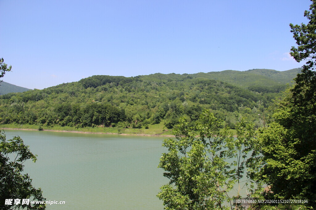 青山绿水间的秀丽湖景