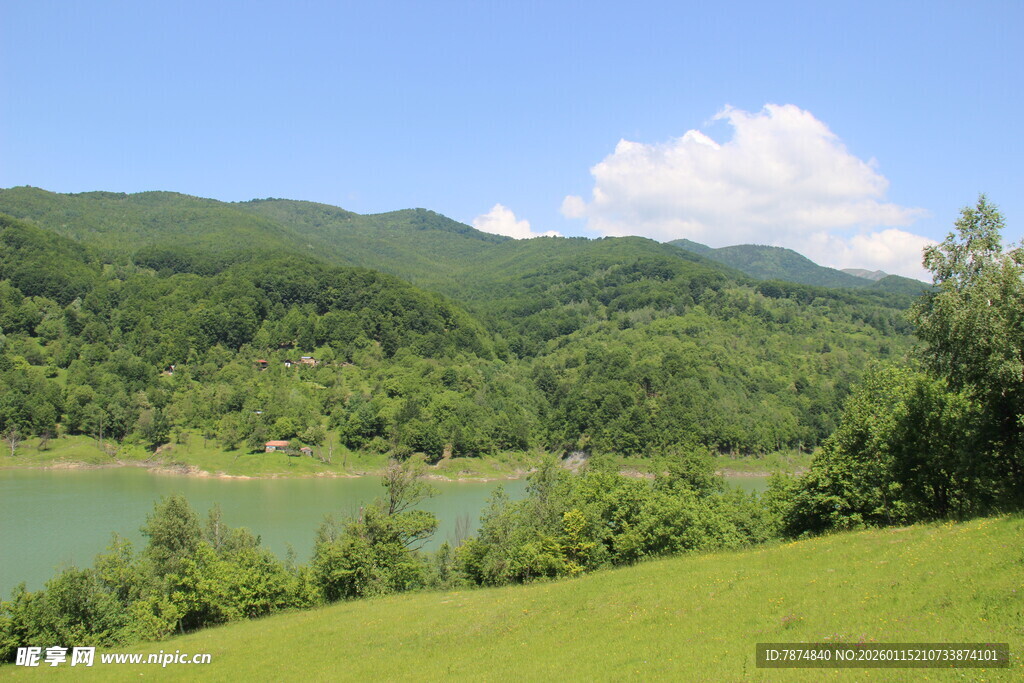 青山绿水间的美丽湖景