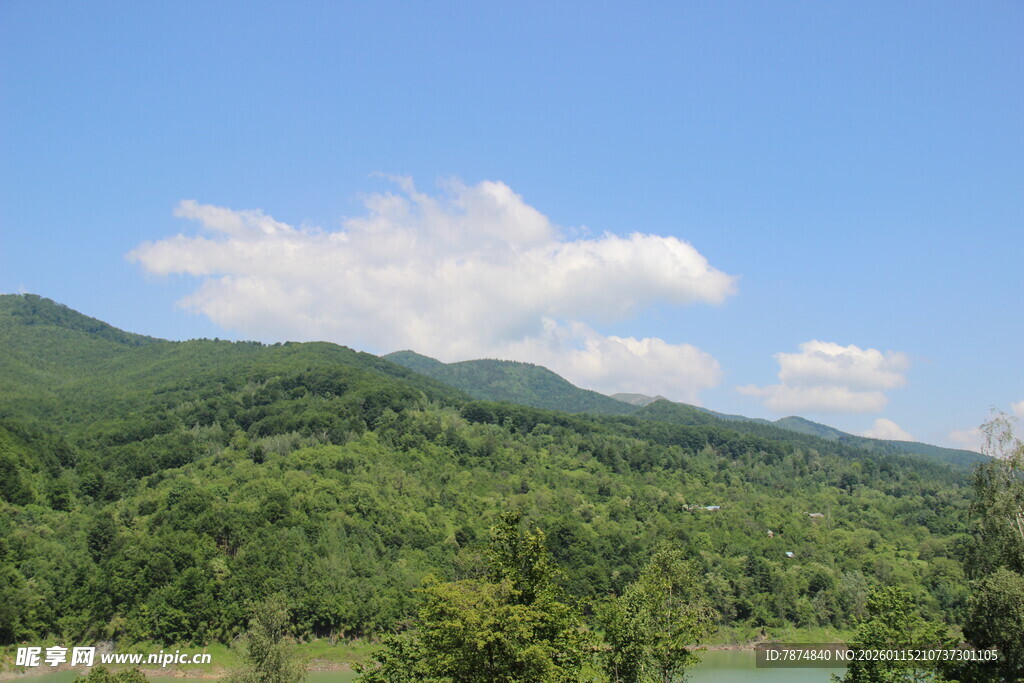 青山蓝天间的自然美景