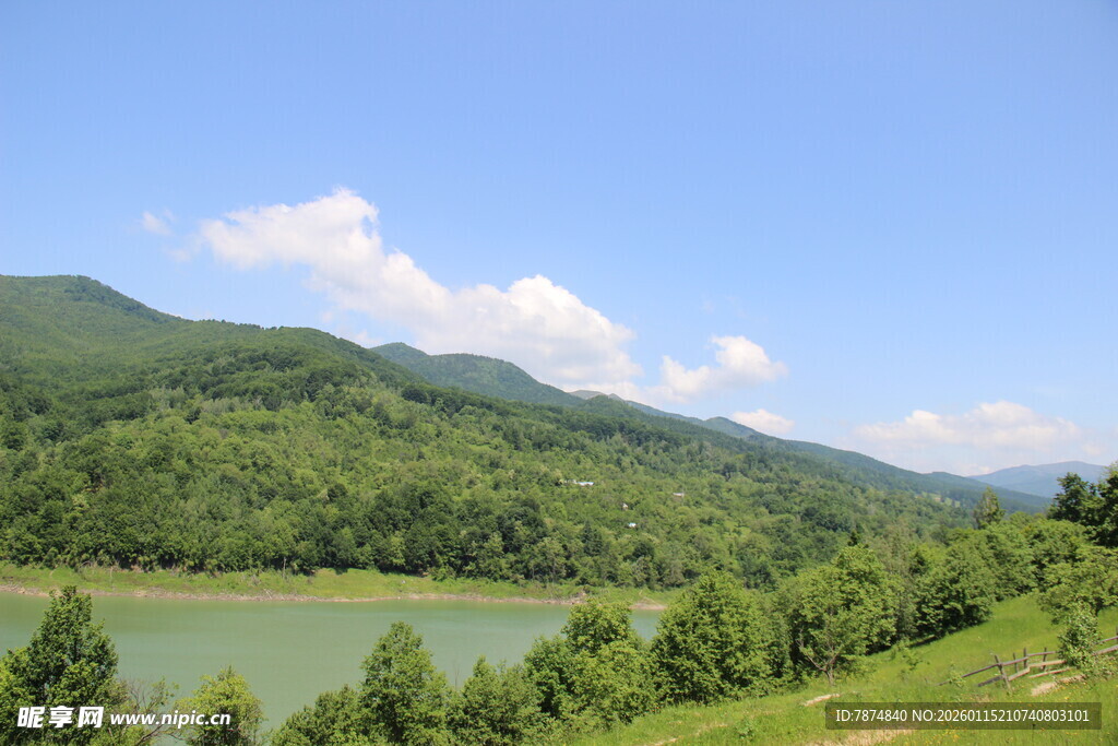 青山绿水间的秀丽湖景