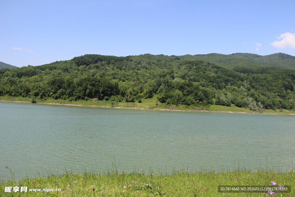 青山绿水间的宁静湖泊