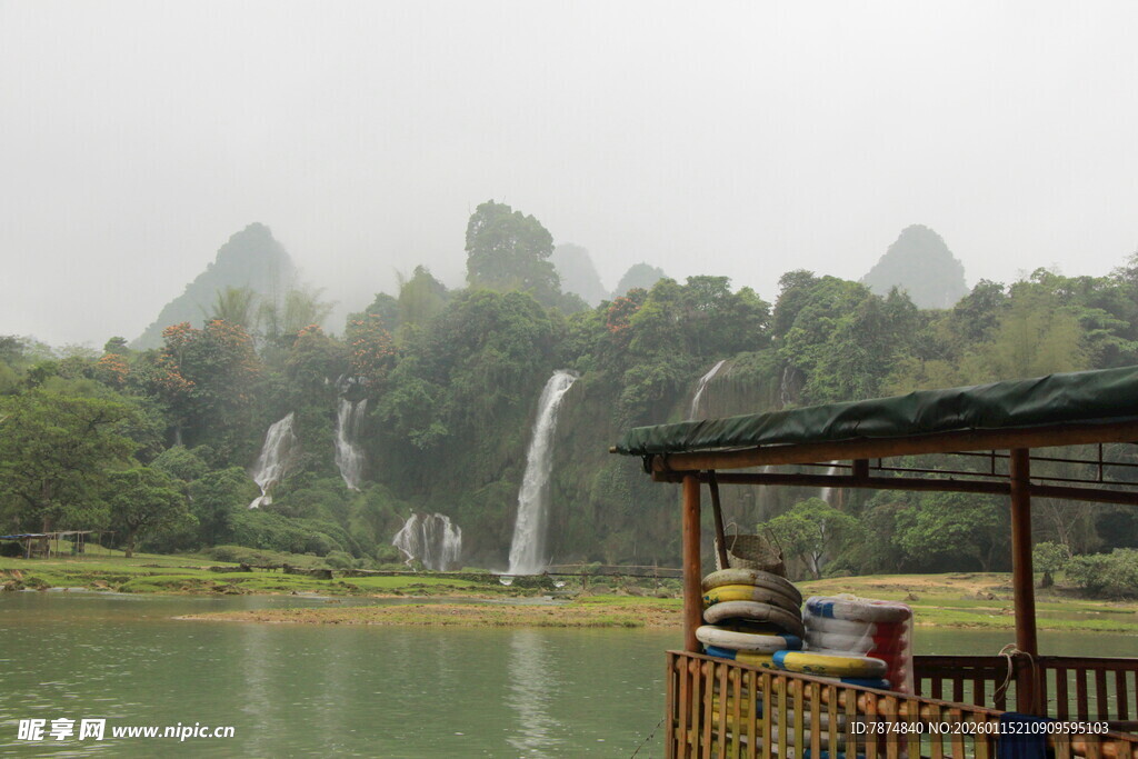 雾中泛舟赏山水瀑布景