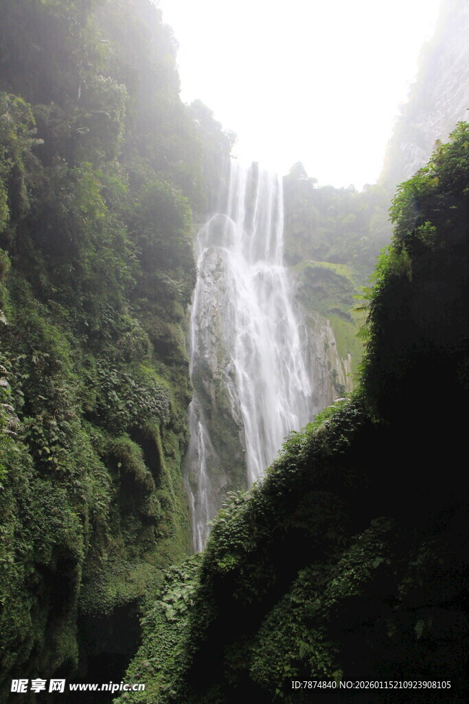 山间瀑布景观