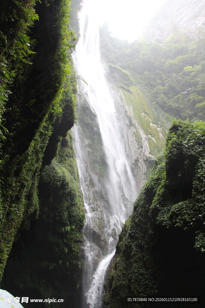 山间飞瀑 绿意盎然的自然奇观