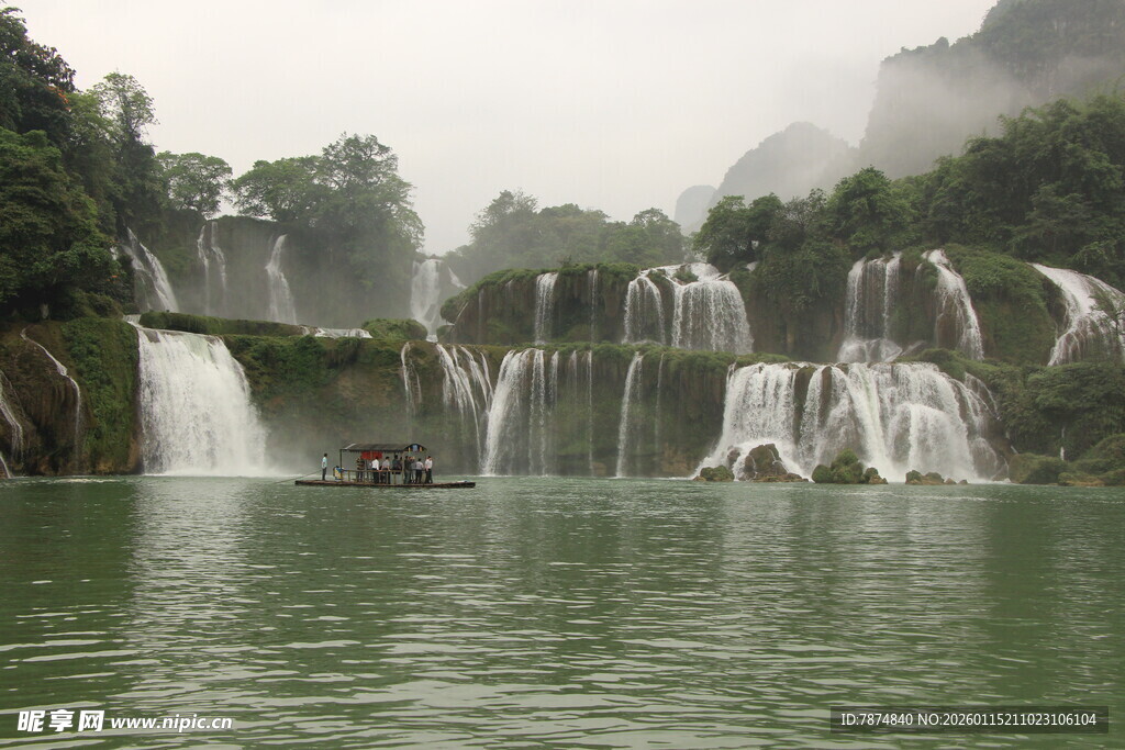 山水间的瀑布与游船美景