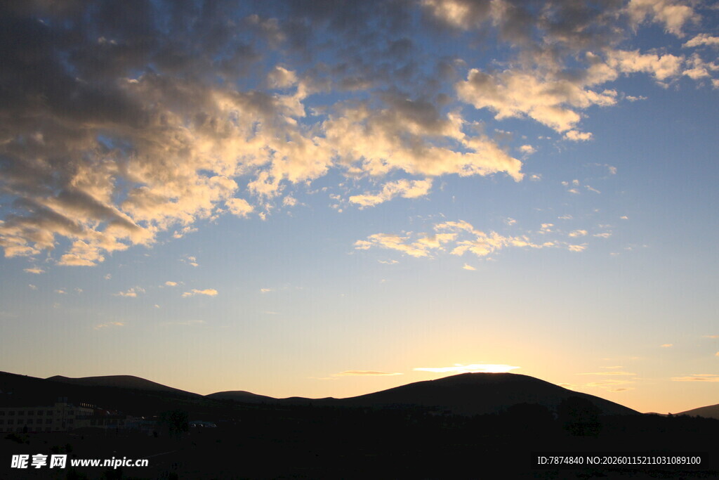 夕阳下的山峦与彩云