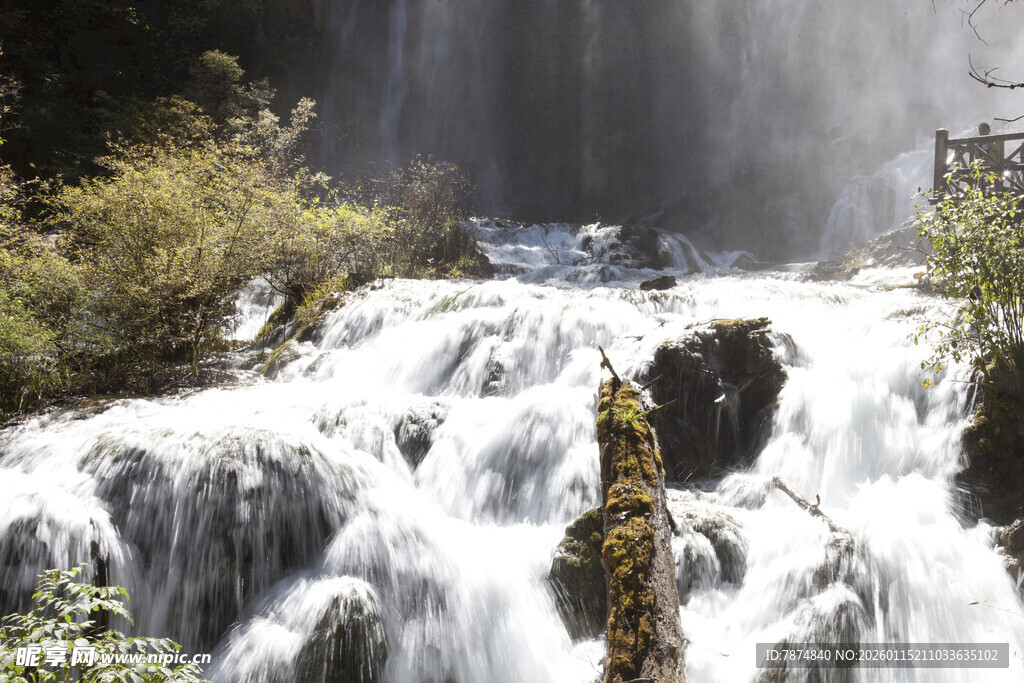 山间飞瀑美景