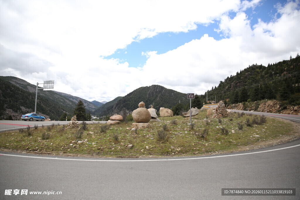 山间公路旁的壮美自然景观