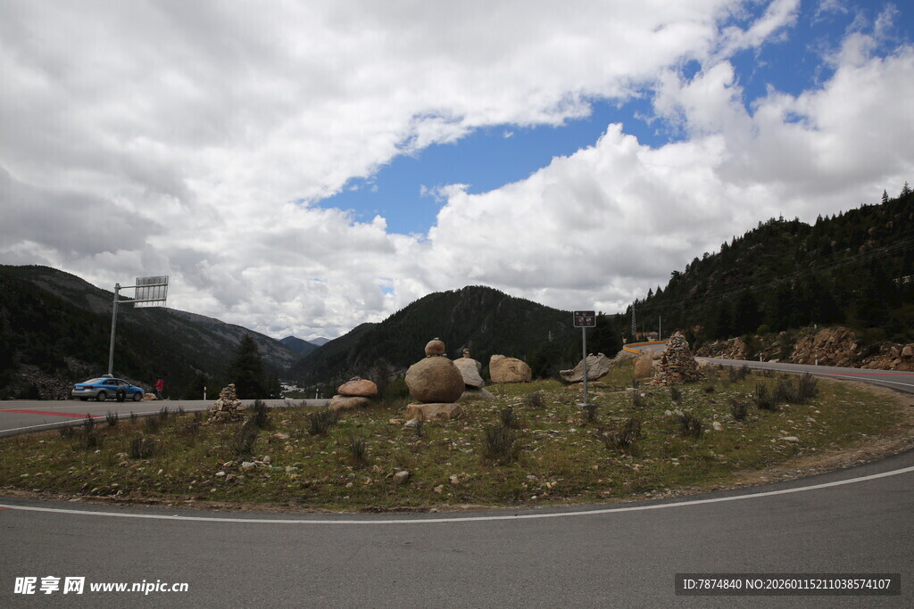 山间公路旁的草垛风景