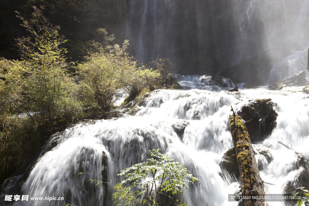 山间瀑布美景