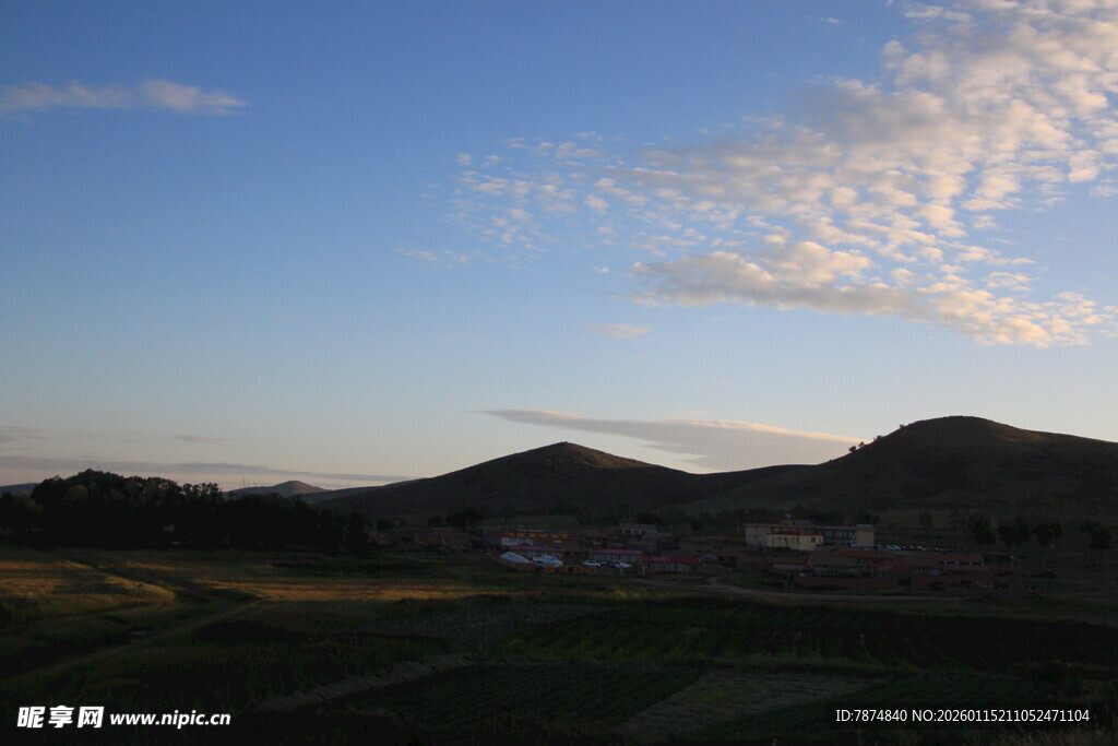 黄昏下的远山与天空