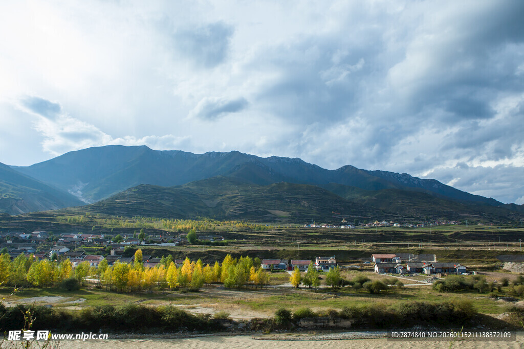 山间村落秋景 云绕青山