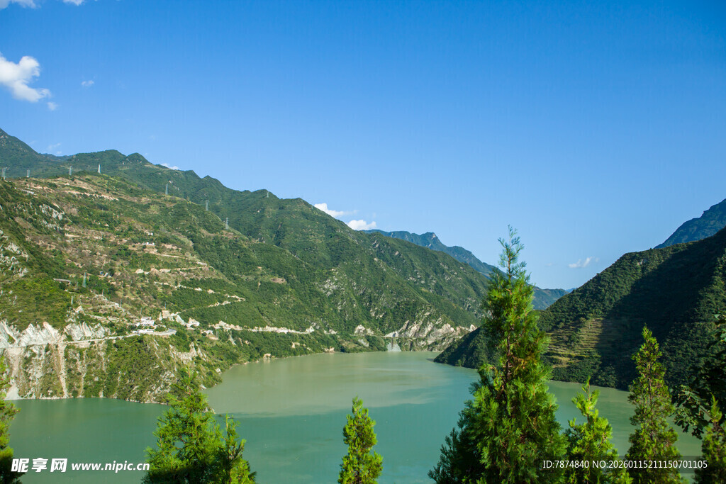 青山绿水间的秀丽湖景