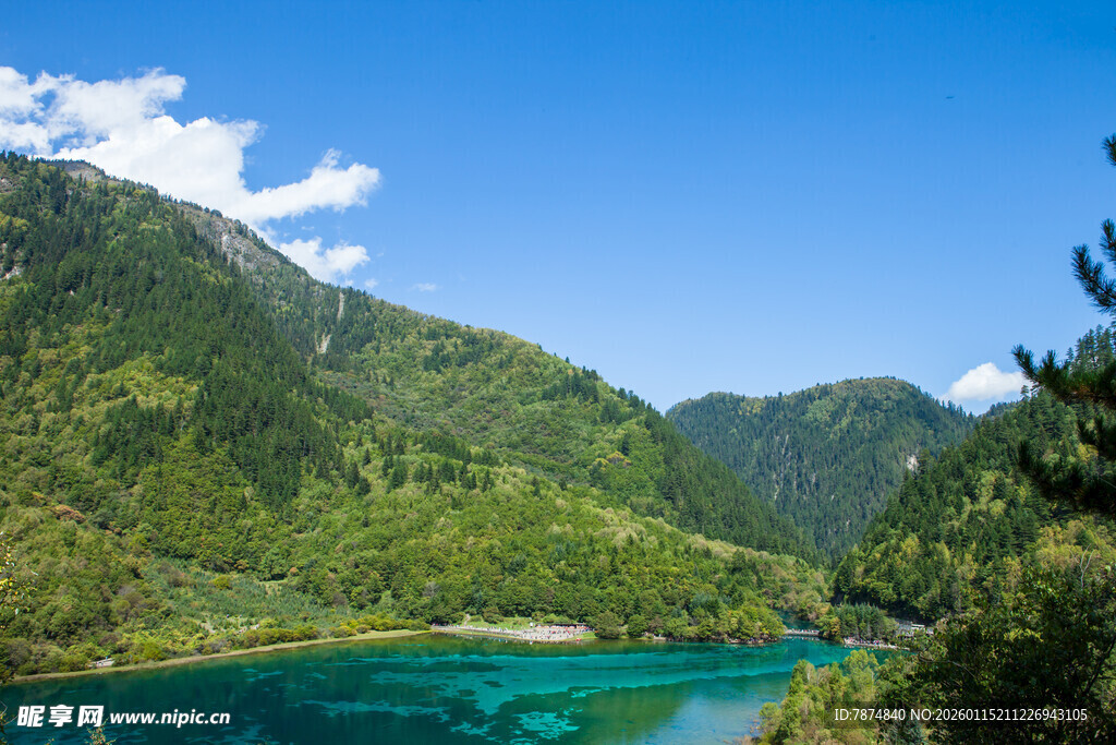 青山碧水间的绝美湖景