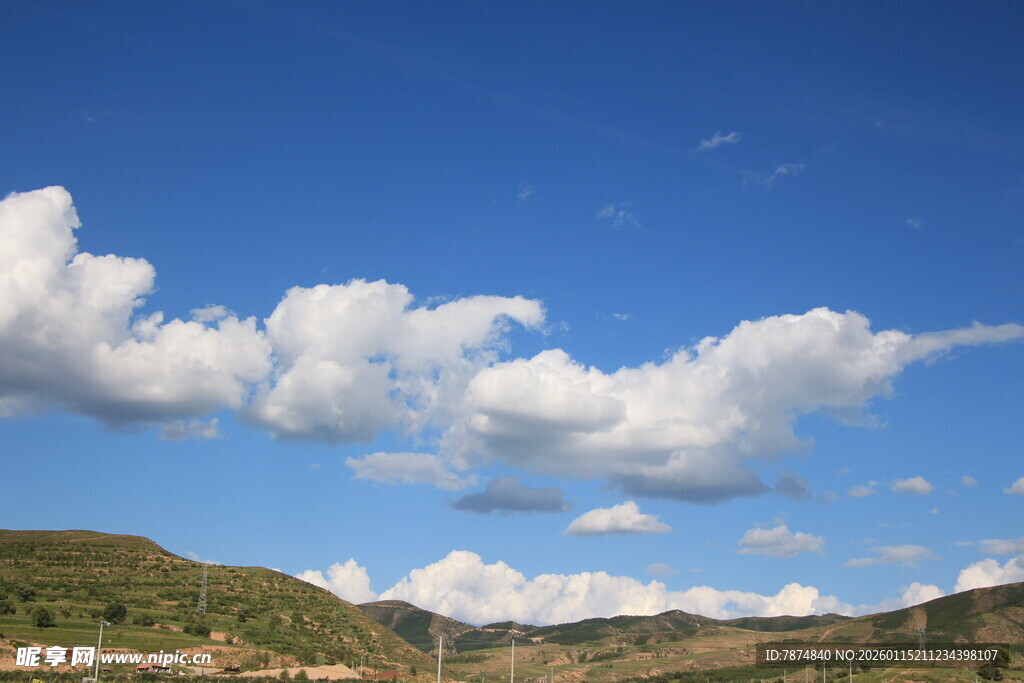 蓝天白云下的山峦美景