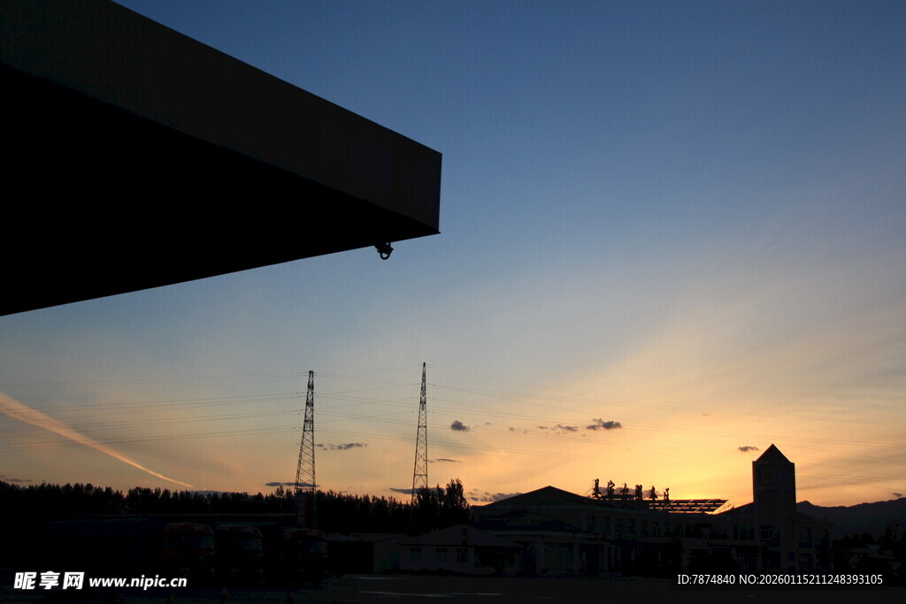 夕阳下的城市建筑剪影