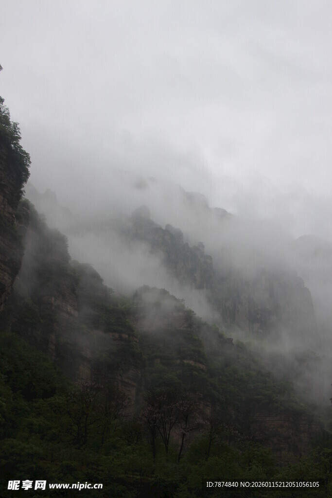 云雾缭绕的山间景致