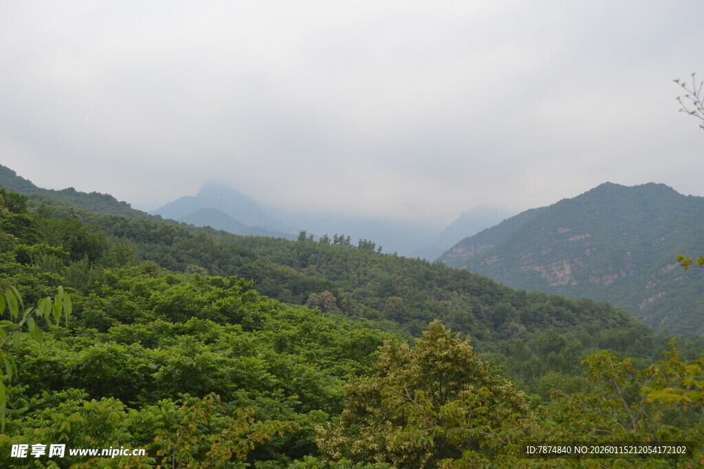青山绿野间的秀丽山景