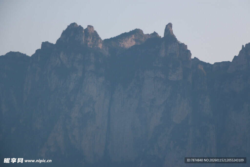 巍峨山峦