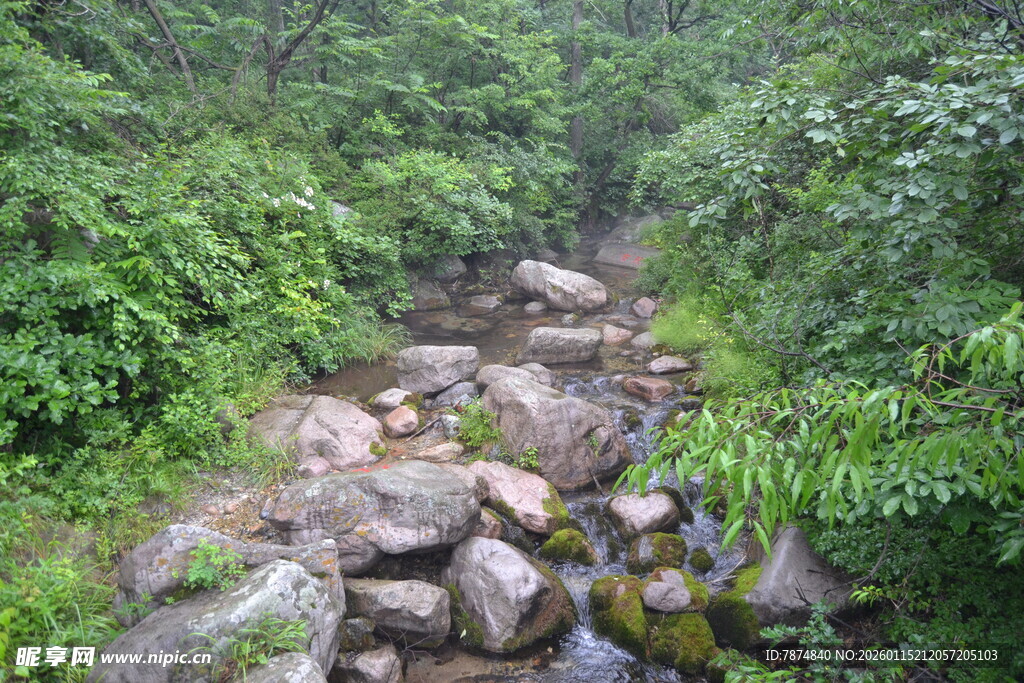 山间溪流与嶙峋怪石