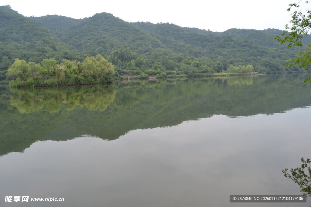 宁静山水湖景风光图