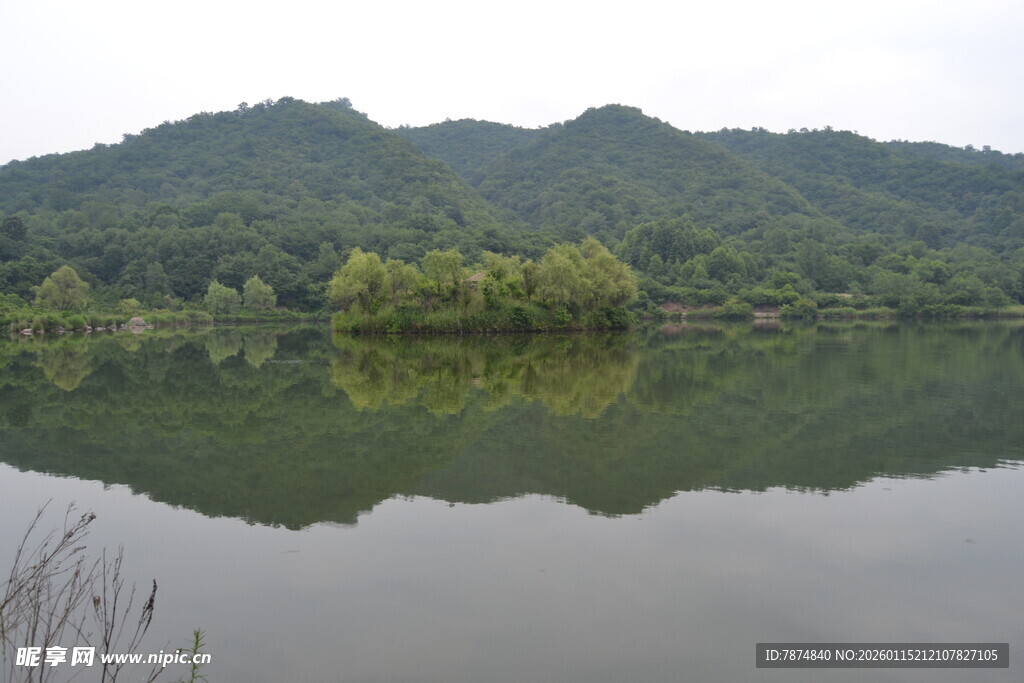 山水相依的静谧湖面