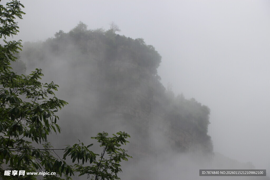 云雾缭绕的山峰景色
