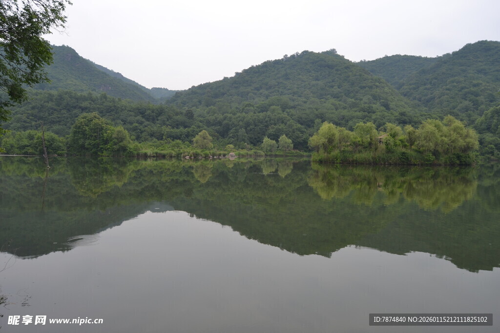 宁静山水湖景倒影画面