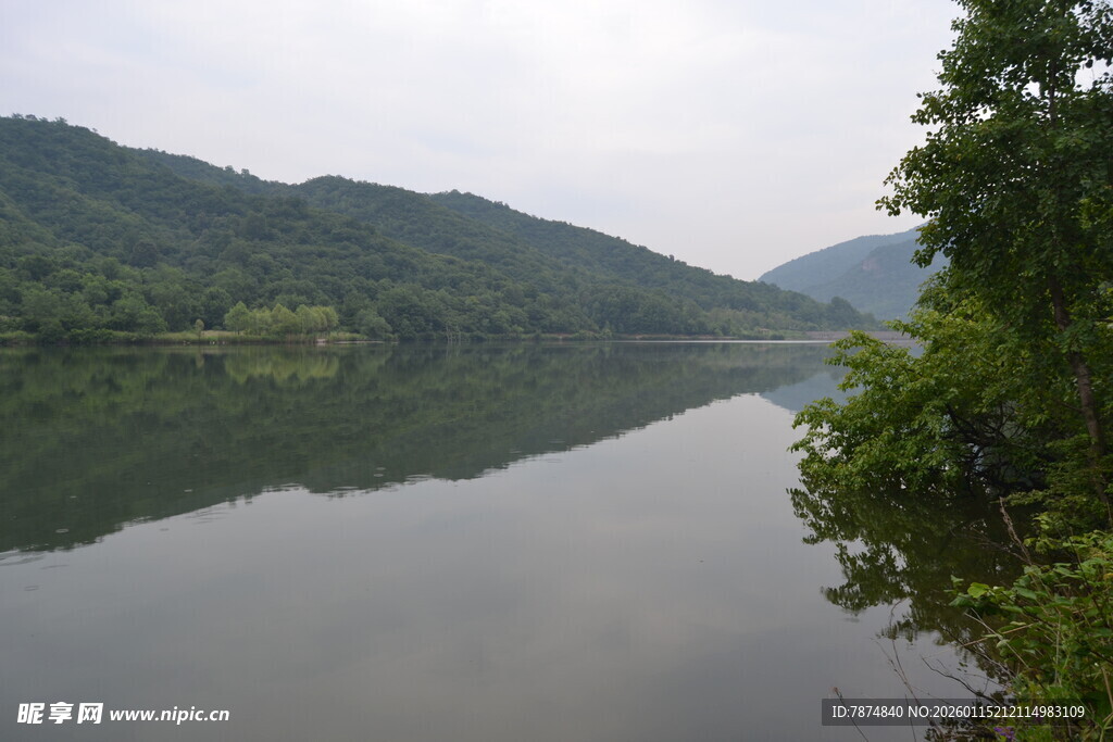 宁静山水间的秀丽湖景