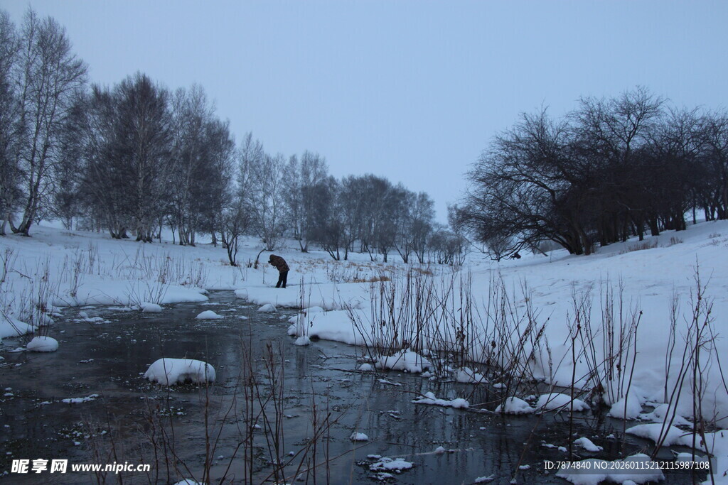 冬日河畔雪景