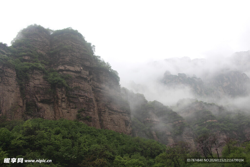 云雾缭绕的壮丽山峰