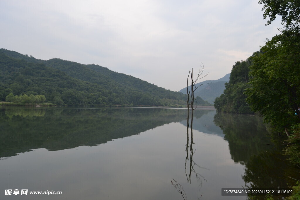 宁静山水倒影如画风景