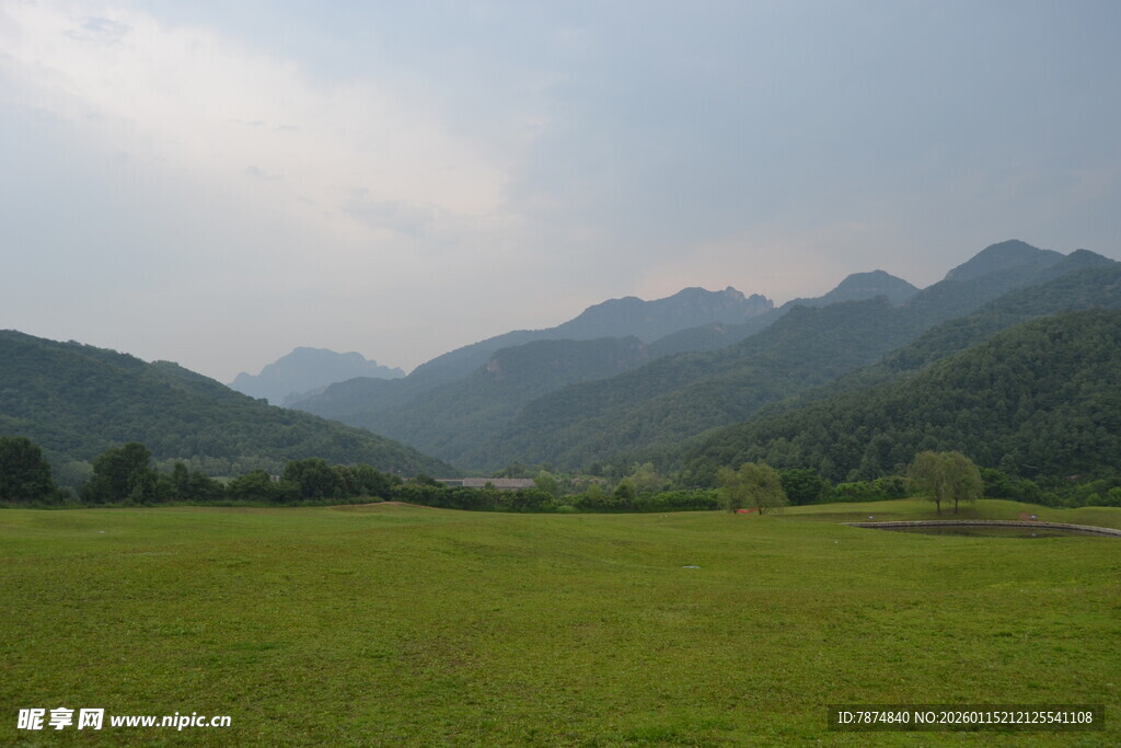 绿野青山间的自然美景