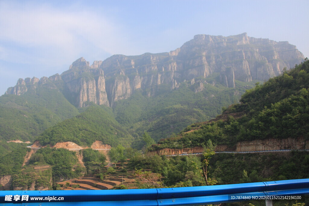山间壮丽景色