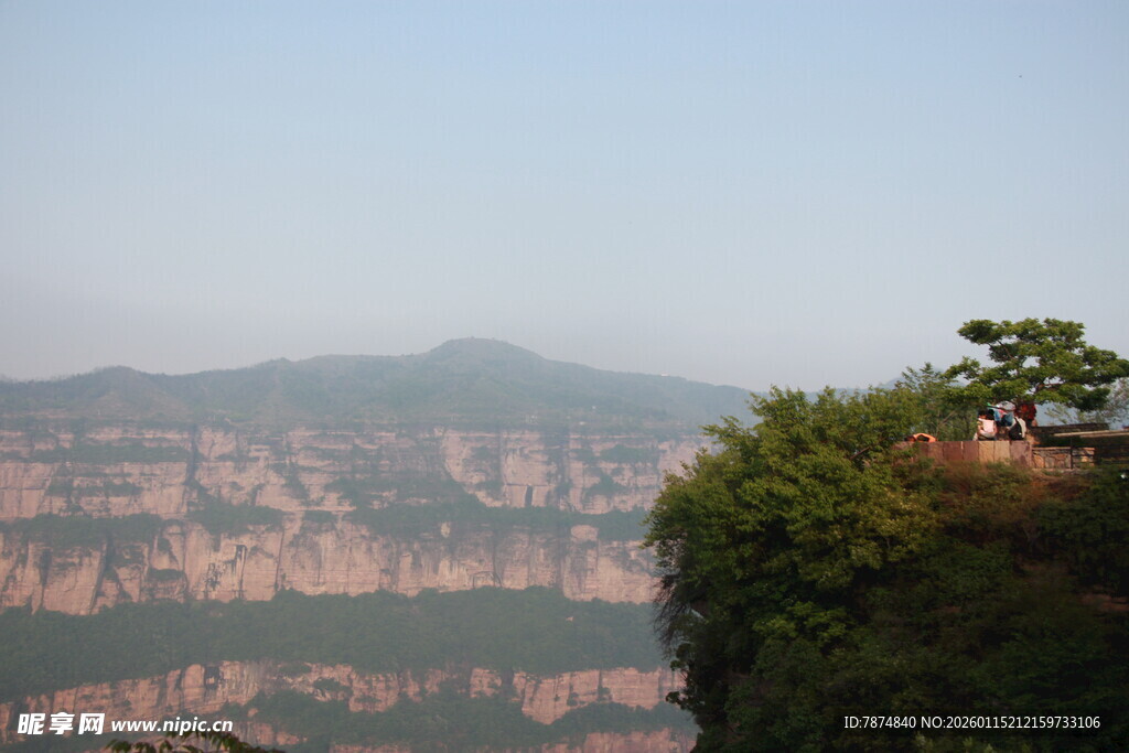 壮丽山峰与葱郁植被景观