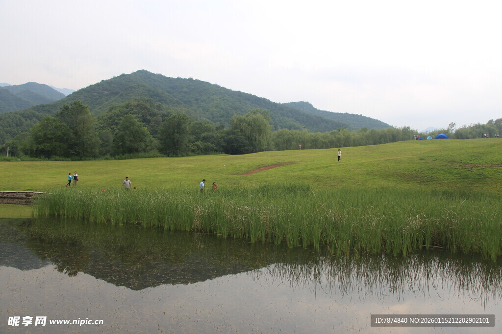 山间绿野湖畔美景